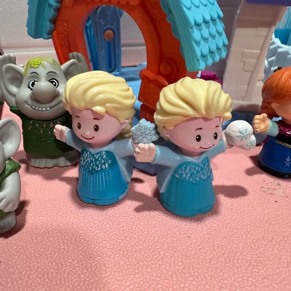 Frozen portable palace, parade cars, Olaf cafe and friends. - Picture 3 of 13